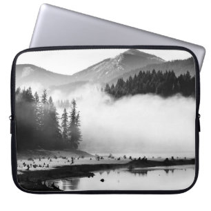 GRAYSCALE FOTOGRAFIE DES SEES IN DER NÄHE VON KIES LAPTOPSCHUTZHÜLLE