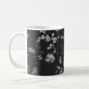 GRAYSCALE FOTOGRAFIE DES SHOAL OF JELLYFISH KAFFEETASSE