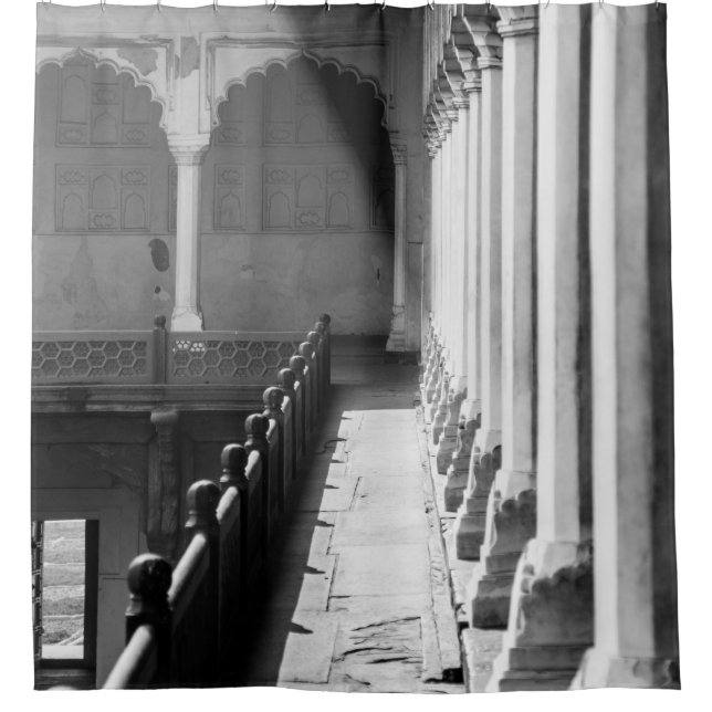 GRAYSCALE FOTOGRAFIE VON CORRIDOR DUSCHVORHANG (Vorderseite)