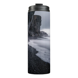 GRAYSCALE FOTOGRAFIE VON SAISHORE UND KALMMEER THERMOSBECHER