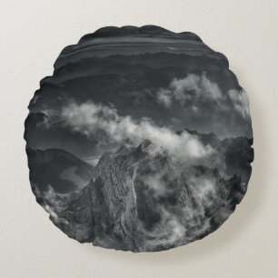 GRAYSCALE PHOTO OF MOUNTAIN RANGE RUNDES KISSEN