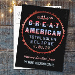 Great American Total Solar Eclipse 8. April 2024 Postkarte<br><div class="desc">Am 8. April 2024 wird in weiten Teilen der Vereinigten Staaten eine totale Sonnenfinsternis sichtbar sein - auch bekannt als "Great American Solar Eclipse". Dieses hübsche Design hat eine Kontur der Sonnenfinsternis mit den Worten "The Great American Total Solar Eclipse 4.08.24". Es ist ganz rot, weiß und blau auf schwarz...</div>