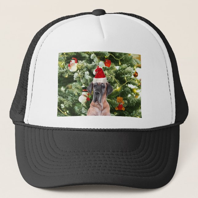 Great Dane w Christmas Tree Geschenkboxen Weihnach Truckerkappe (Vorderseite)
