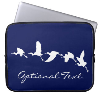 Great Egrets in Flight (Choose background color) Laptopschutzhülle