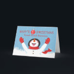 Great Great Grandson Babys First Christmas Snowman Karte<br><div class="desc">Feiern Sie die Feiertage,  während Sie den Meilenstein der ersten Weihnachtsfeier Ihres Urenkelns feiern! Ein süßer Schneemann reicht eifrig auf,  um die Schneeflocken zu probieren,  so wie er das ganze erste Jahr über tut. Er trägt einen roten Schal und Fäustlinge und wird gebündelt,  während der Schnee im Hintergrund fällt.</div>