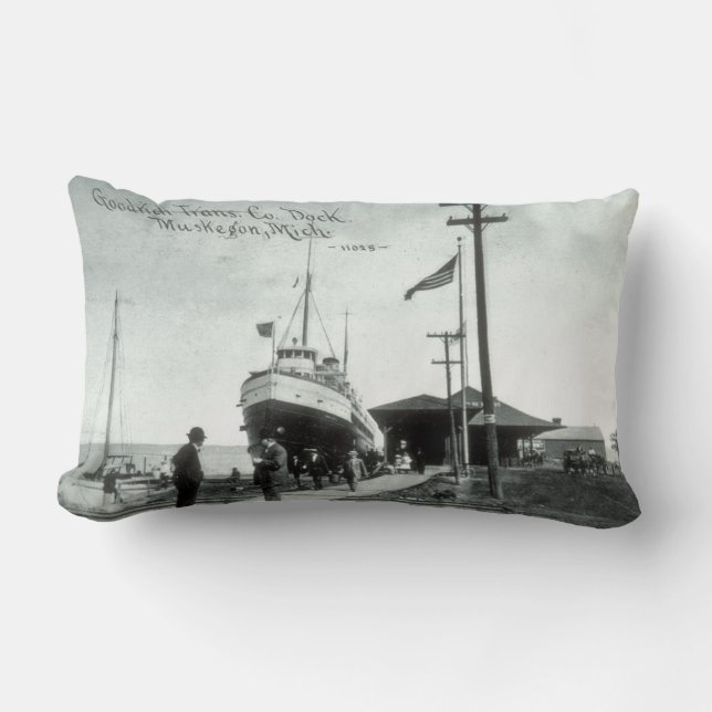 Great Lakes Dampfer am Dock Muskegon Michigan Lendenkissen (Vorderseite)