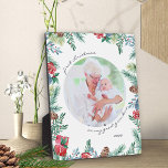 Great Oma First Christmas Baby Foto Plaque Fotoplatte<br><div class="desc">Schöne Foto-Plakette mit Aquarell-Weihnachten-Blume und Wintergrün mit Kiefernkeulen, Heilige Mistelen und Beeren Die Fotovorlage ist Set für Sie, um Ihr Bild hinzuzufügen (quadratisches Instagram funktioniert perfekt), die automatisch in runder Form angezeigt wird. Der Wortlaut ist in lässiger handgeschriebener Schriftzeichen geschrieben und kann vollständig bearbeitet werden. Der Sample-Wortlaut lautet "erste Weihnachten...</div>