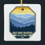 Great Smoky Mountains Nationalpark Minimal Retro Keramikornament<br><div class="desc">Große Smoky Mountains Vektorgrafik Design. Der Park umfasst üppige Wälder und eine Fülle von Wildblumen,  die das ganze Jahr über blühen.</div>