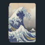 Great Wave Fine Art 葛 北 斎"神 川 飾 奈沖浪je iPad Mini Hülle<br><div class="desc">Die Great Wave off Kanagawa art, auch bekannt als The Great Wave oder einfach The Wave, ist ein Holzschnitt von der japanischen Künstlerin Katsushika Hokusai. Beispiel der ukiyo-e Kunst, wurde sie irgendwann zwischen 1830 und 1833 als die erste in Hokusais Serie 36 Ansichten des Monte Fuji veröffentlicht, und ist sein...</div>