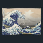 Great Wave Kanagawa japanisches Gemälde Handtuch<br><div class="desc">Japanische Holzschnitt-Welle — Fuji-Welle von Hokusa Eine große Welle ist draußen im Ozean — und Sie sehen den Fuji im fernen Hintergrund — die Welle kurbelt um den großen Fuji. Die riesige Welle ist so intensiv, dass man die Boote im Vordergrund fast verpassen könnte. Die berühmte Great Wave Off Kanagawa...</div>