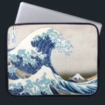 Great Wave Off Kanagawa Hokusai japanische Fine Ar Laptopschutzhülle<br><div class="desc">Die Große Welle, oder die Welle, oder die Große Welle vor Kanagawa 葛 斎"神 川飾奈26 Ansichten von Mt. Fuji北Die Große Welle vor Kanagawa ist ein berühmter Holzschnitt des japanischen Künstlers Hokusai. Es wurde 1832 (Edo-Periode) als erste in Hokusai's Serie 36 Views of Mount Fuji veröffentlicht und ist sein berühmtestes Werk....</div>