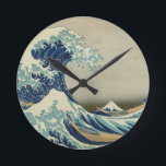 Great Wave off Kanagawa - Hokusai Runde Wanduhr<br><div class="desc">Great Wave off Kanagawa - Hokusai Print of japanische Farbe Holzblock Design.</div>