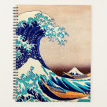 Great Wave Off Kanagawa Vintage japanische Kunst Planer<br><div class="desc">Katsushika Hokusai The Great Wave Off Kanagawa (1830) The Great Wave off Kanagawa, auch bekannt als The Great Wave oder einfach The Wave, ist ein Ukiyo-e des japanischen Künstlers Hokusai, veröffentlicht irgendwann zwischen 1830 und 1833 in der späten Edo-Periode als der erste in Hokusai's Thie sechsunddreißig Ausblicke auf den Fuji....</div>