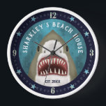 Great White Shark Nautic Custom Beach House Name Uhr<br><div class="desc">Entdecken Sie Ihr Strandhaus mit dieser niedlichen Wasseruhr mit einem handgezeichnet Great White Shark und einer Seestrande. Verwenden Sie die einfachen Vorlagen,  um Ihren Text hinzuzufügen.</div>