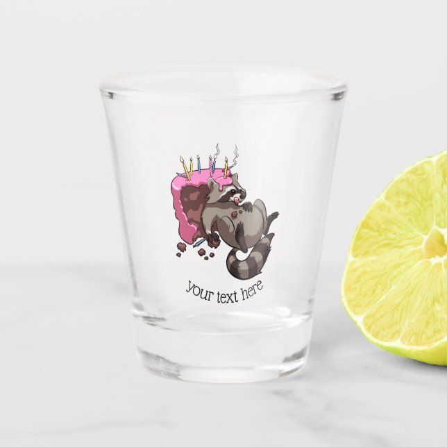 Greedy Raccoon Full of Birthday Cake Cartoon Schnapsglas (Vorderseite)