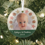 Green 1. Christmas Baby Foto Girl Cookie Wreath Ornament Aus Glas<br><div class="desc">"Erste Weihnachten." Ihr individuelles Foto des neuen Babys, ein Weihnachtskraut und eine spielerische Typografie mit weißen Schriftzeichen auf einer grünen Band helfen Ihnen, Weihnachten und Neujahr einzuführen. Genießen Sie die Wärme und Freude der Urlaubssaison, wenn Sie dieses stilvolle und moderne personalisierte Foto bewahren Glasdekor. Perfekt für die frisch stolzen Eltern,...</div>