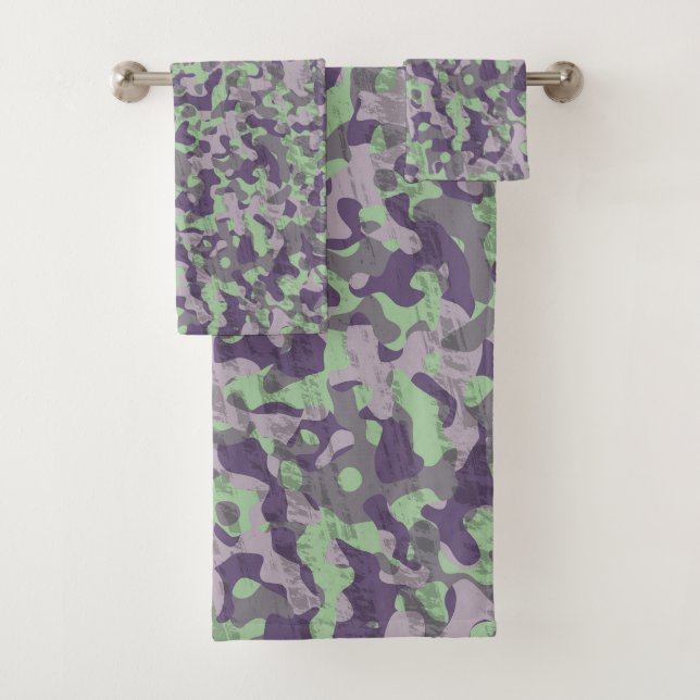 green and purple camo abstract badhandtuch set (Insitu)