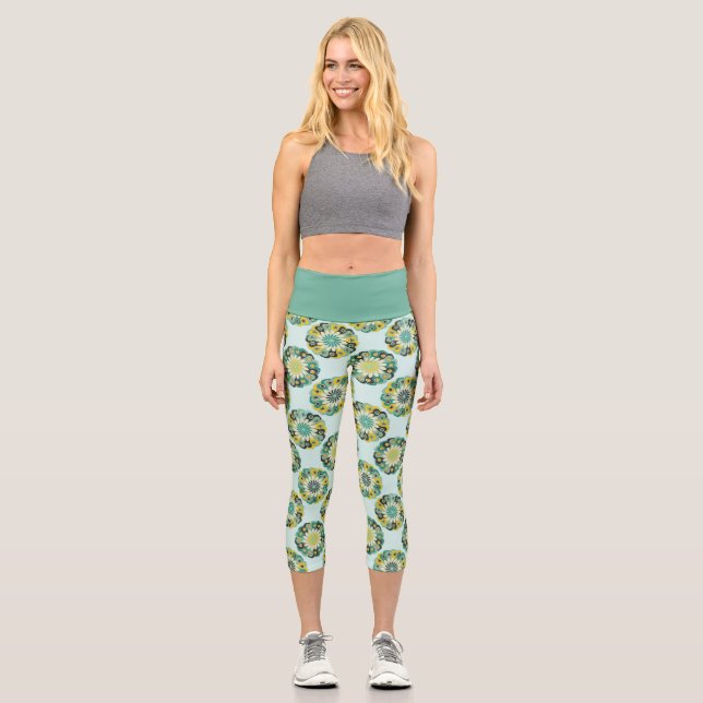 Green and Teal Modern Geometric Flower Pattern Capri Leggings (Vorderseite)