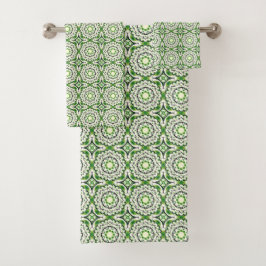 Green and white geometric patterned badhandtuch set