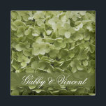Green Annabelle Hydrangea Floral Wedding Magnet<br><div class="desc">Passen Sie das elegante Green Annabelle Hydrangea Floral Wedding Square Magnet mit den persönlichen Namen der Braut und des Bräutigams an, um ein personalisiertes Gastgeschenk zu schaffen oder um den Jungvermählten, Brautmädchen oder Brautpflegern Zugeständnisse zu machen. Dieser hübsche, individuell geblümte Heiratsmagnet zeigt ein Blumenfoto eines hellgrünen Gartens, Annabelle Hydrangea Blume....</div>