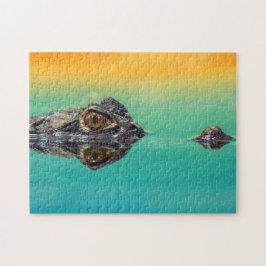 Green Baby Crocodile in Water mit Blau und Orange
