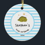 Green Baby Dino | First Christmas Baby Blue Strip Keramik Ornament<br><div class="desc">Elegantes, modernes und niedliches Foto Weihnachtsschmuck auf babyblauen Streifen Muster. Diese Vorlage zeigt eine anmutige Abbildung des grünen Baby Dinosauriers, der unter den goldgelben Sternen mit dem Namen des Baby schläft. Umkehren, um ein schönes Baby Foto in rot Streifen Rahmen zu enthüllen. Ideal für Junge und Mädchen. Perfektes Geschenk für...</div>