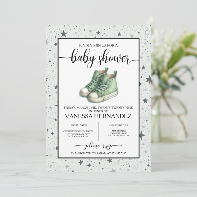 Green Baby High Tops Baby Dusche Einladung (Stehend Vorderseite)