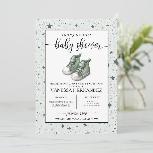 Green Baby High Tops Baby Dusche Einladung (Stehend Vorderseite)