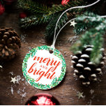 Green Berry Wreath Merry & Bright Christmas Geschenkanhänger<br><div class="desc">Weihnachtsgeschenk-Tag mit "fröhlich und hell" geschrieben in einem roten kalligraphischen Skript in einem Kranz von grünen Zweigen voller roter Beeren vor einem schneeweißen Hintergrund. Fügen Sie die Namen des Spenders und des Giganten von Hand auf der Rückseite.</div>