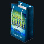 Green Blue Peace Liebe Light Hanukkah Menorah Bold Kleine Geschenktüte<br><div class="desc">"Frieden, Liebe und Licht." Eine nahe Foto-Illustration einer hellen, farbenfrohen, blauen und grünen künstlerischen Menorah hilft Ihnen, den Urlaub von Hanukka im Stil zu beginnen. Genießen Sie die Wärme und Freude der Ferienzeit, wenn Sie diese niedliche und lustige personalisierte Geschenktasche verwenden. Passende Karten, Porto, Aufkleber, Kissen, Haushaltswaren, Tasche und andere...</div>