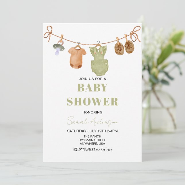 Green Boho Baby Kleidung Mädchen Dusche Baby Einladung (Stehend Vorderseite)