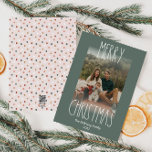 Green Boho Polka Dot Christmas Vertical Foto Feiertagskarte<br><div class="desc">Diese grüne Polka dot Weihnachtskarte ist perfekt für Ihren modernen böhmischen Landgasthof-inspiriert Urlaub-Gruß. Der klassische rustikale, aber feine handgezeichnet Schriftart verleiht ihm einen erdigen Vintagen Look und behalte ihn niedlich und einfach. Die Polka-Punkte kommen in Erdtönen wie Rot, Salbei, Rosa, Rosa, Terrakotta, Rost und Bräune. Das Design ist ausgezeichnet für...</div>