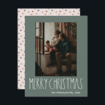 Green Boho Polka Dot Christmas Vertical One Foto Feiertagskarte<br><div class="desc">Diese grüne Polka Punkt Weihnachtskarte mit einem Foto ist perfekt für Ihren modernen böhmischen Landgasthof-inspiriert Urlaub Gruß. Der klassische rustikale, aber feine handgezeichnet Schriftart verleiht ihm einen erdigen Vintagen Look und behalte ihn niedlich und einfach. Die Polka-Punkte kommen in Erdtönen wie Rot, Salbei, Rosa, Rosa, Terrakotta, Rost und Bräune. Das...</div>