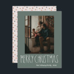 Green Boho Polka Dot Christmas Vertical One Foto Feiertagskarte<br><div class="desc">Diese grüne Polka Punkt Weihnachtskarte mit einem Foto ist perfekt für Ihren modernen böhmischen Landgasthof-inspiriert Urlaub Gruß. Der klassische rustikale, aber feine handgezeichnet Schriftart verleiht ihm einen erdigen Vintagen Look und behalte ihn niedlich und einfach. Die Polka-Punkte kommen in Erdtönen wie Rot, Salbei, Rosa, Rosa, Terrakotta, Rost und Bräune. Das...</div>