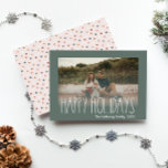 Green Boho Polka Dot Happy Holidays verblasstes Fo Feiertagskarte<br><div class="desc">Diese grün-boho polka dot glückliche Ferien verblassten Foto-Urlaubskarte ist perfekt für Ihren modernen böhmischen Landhaus-inspiriert Urlaub Gruß. Der klassische rustikale, aber feine handgezeichnet Schriftart verleiht ihm einen erdigen Vintagen Look und behalte ihn niedlich und einfach. Die Polka-Punkte kommen in Erdtönen wie Rot, Salbei, Rosa, Rosa, Terrakotta, Rost und Bräune. Das...</div>