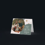 Green Boho Polka Dot Weihnachten Falten Single Fot<br><div class="desc">Diese grün-boho polka dot weihnachtlich gefaltete Single Foto-Urlaubskarte ist perfekt für Ihren modernen böhmischen Landgut inspiriert Urlaub Gruß. Der klassische rustikale, aber feine handgezeichnet Schriftart verleiht ihm einen erdigen Vintagen Look und behalte ihn niedlich und einfach. Die Polka-Punkte kommen in Erdtönen wie Rot, Salbei, Rosa, Rosa, Terrakotta, Rost und Bräune....</div>