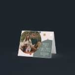 Green Boho Polka Dot Weihnachten Falten Single Fot<br><div class="desc">Diese grün-boho polka dot weihnachtlich gefaltete Single Foto-Urlaubskarte ist perfekt für Ihren modernen böhmischen Landgut inspiriert Urlaub Gruß. Der klassische rustikale, aber feine handgezeichnet Schriftart verleiht ihm einen erdigen Vintagen Look und behalte ihn niedlich und einfach. Die Polka-Punkte kommen in Erdtönen wie Rot, Salbei, Rosa, Rosa, Terrakotta, Rost und Bräune....</div>