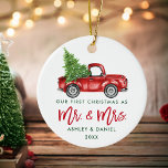Green Brush Script Erste Weihnachtszeit Red Truck Keramik Ornament<br><div class="desc">Modern Green Brush Script Unsere ersten Weihnachten als Mr. und Mrs. - Aquarellfarbener Vintager LKW-Ornament</div>