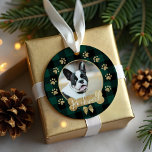 Green Buffalo Kariert Pattern Gold Bow Family Foto Ornament Aus Metall<br><div class="desc">Fügen Sie Ihrem Weihnachtsbaum einen gemütlichen und warmen Charme hinzu,  mit unserem Metallschmuck aus dem Foto Pet mit einem gemütlichen und gemütlichen,  grünen Büffel-kariertem Muster-Hintergrund. Circle Foto Rahmen mit einem festlichen Imitat goldener Bogen und Knochen. Passen Sie Ihren Haustiernamen und Ihr Foto an. Von Moodthology Papery entworfen</div>