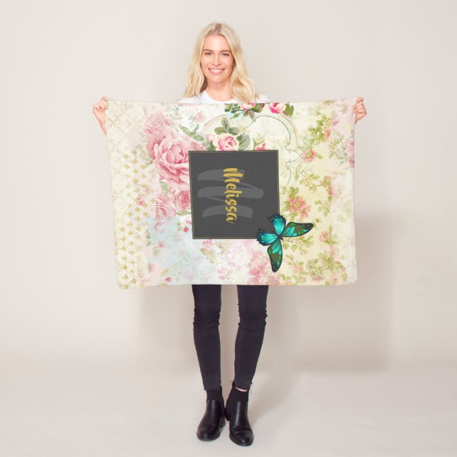 Green Butterfly auf der Vintagen Collage Monogram Fleecedecke (Beispiel)