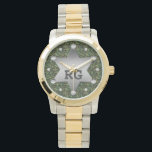 Green Camouflage Muster Sheriff Abzeichen Monogram Armbanduhr<br><div class="desc">Dieses anpassbare Camouflage Muster Design hat ein Metall Sheriff Abzeichen mit Platz für Sie, um Ihre Monogramm / Initialen oder anderen Text hinzufügen. Die Tarnung ist grün und braun. Es ist ein großartiges Design für eine Person im Militär, einen Veteran, eine Frau oder einen Mann in der Strafverfolgung, einen Jäger...</div>