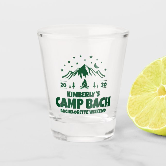 Green Camp Bachelorette Weekend Schnapsglas (Vorderseite)