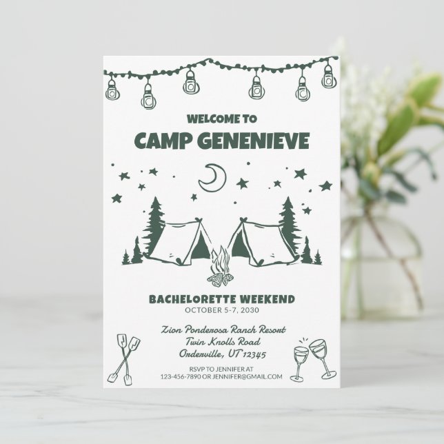 Green Camping Bachelorette Weekend Party Einladung (Stehend Vorderseite)
