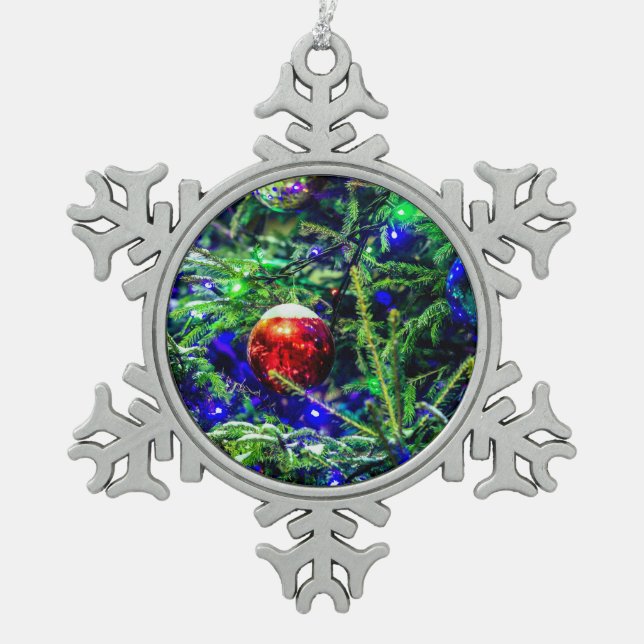 Green Christmas Tree Red Ball Schneeflocken Zinn-Ornament (Vorderseite)