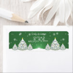 Green Christmas Tree Return Address Label<br><div class="desc">Fügen Sie eine niedliche Touch zu Ihren ausgehenden Weihnachtskarten in dieser Weihnachtszeit mit diesem festlichen Green Christmas Tree Return Address Label hinzu. Das Adressetikett-Design bietet ein Trio von geschmückten Weihnachtsbaumen im Schnee mit abfallenden Schneeflocken vor grünem Hintergrund und Raum, um mit Ihrem Namen und Ihrer Adresse zu personalisieren. Mit diesem...</div>