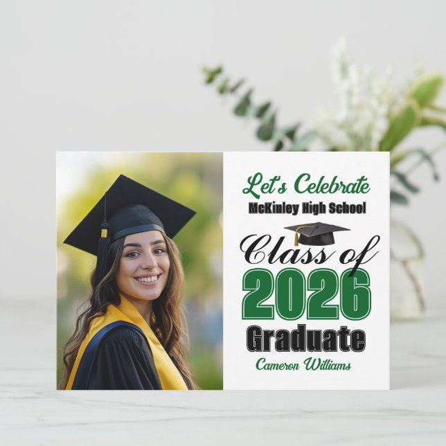 Green Class of 2026 Photo Graduation Party Einladung (Stehend Vorderseite)