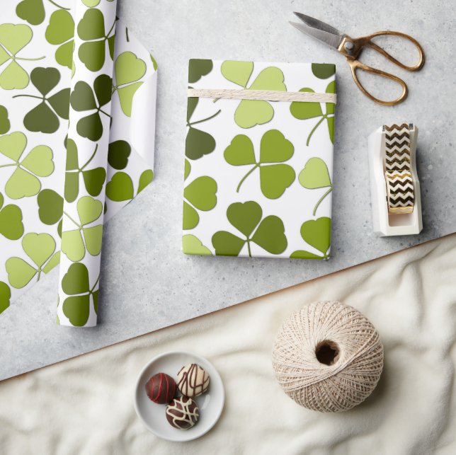 Green Clover in a Variety of Shades Geschenkpapier (Kunsthandwerk)