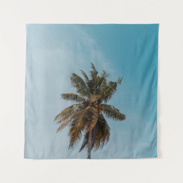 Green coconut tree under blue sky wandteppich (Vorderseite)