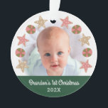Green First Christmas Baby Foto Gingerbread Boy Ornament<br><div class="desc">"Erste Weihnachten." Ihr individuelles Foto des neuen Babys, zusammen mit spielerischer Schriftzeichen-Typografie auf einer Jäger-grünen Band, hilft Ihnen, Weihnachten und Neujahr einzuführen. Auf der Rückseite ist ein niedlicher Lebkuchenjunge umgeben von einem Kekskreis auf einem Jägergrünen Hintergrund. Genießen Sie die Wärme und Freude der Ferienzeit, wenn Sie dieses stilvolle und moderne...</div>