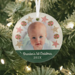 Green First Christmas Foto Boy Baby Cookie Wreath Ornament Aus Glas<br><div class="desc">"Erste Weihnachten." Ihr individuelles Foto des neuen Babys, ein Weihnachtskraut und eine spielerische Typografie mit weißen Schriftzeichen auf einer grünen Band helfen Ihnen, Weihnachten und Neujahr einzuführen. Genießen Sie die Wärme und Freude der Urlaubssaison, wenn Sie dieses stilvolle und moderne personalisierte Foto bewahren Glasdekor. Perfekt für die frisch stolzen Eltern,...</div>
